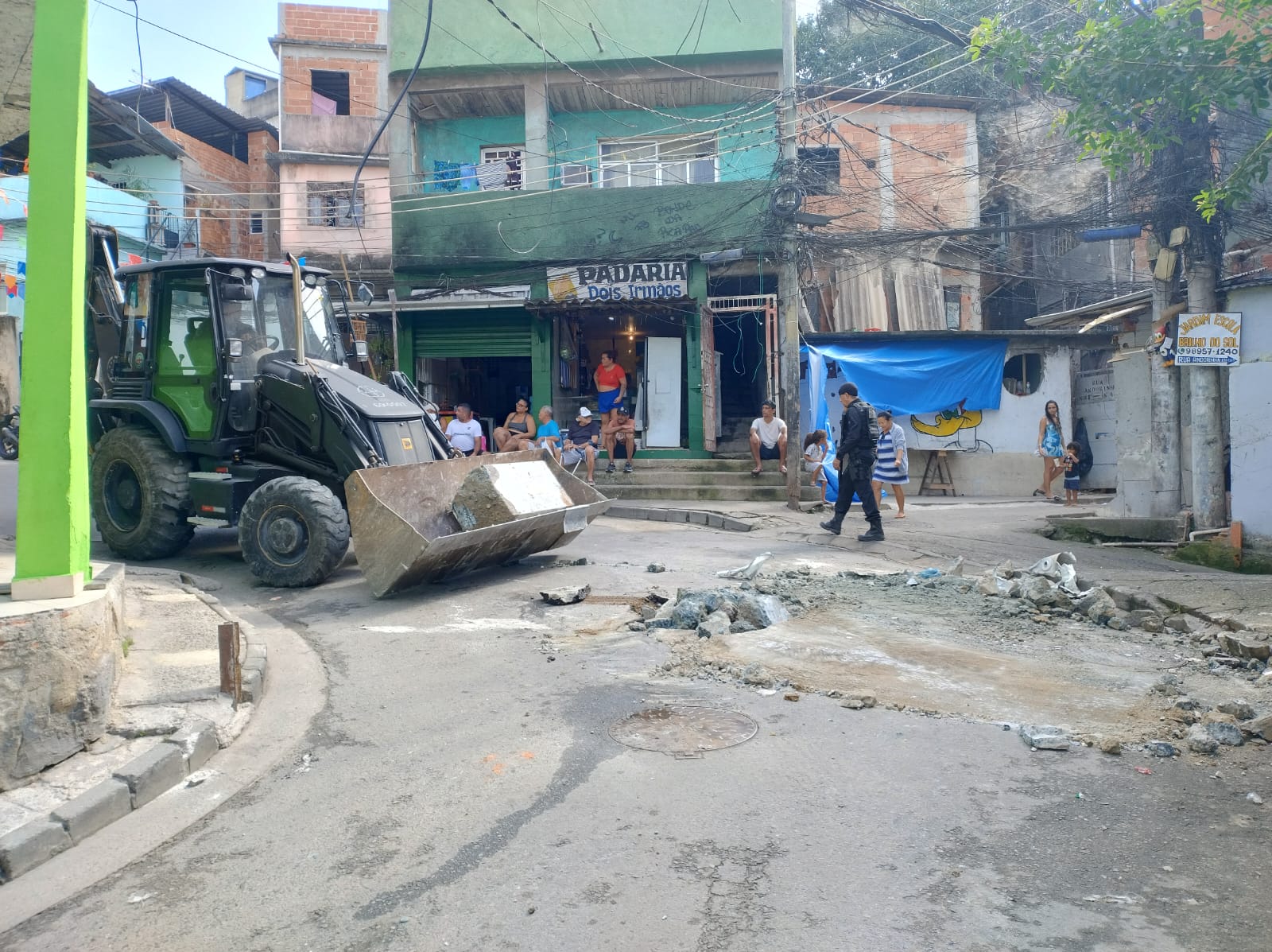 17° BPM prende suspeitos, apreende materiais de TV a cabo clandestina e retiram 5 toneladas de barricadas na Vila Joaniza